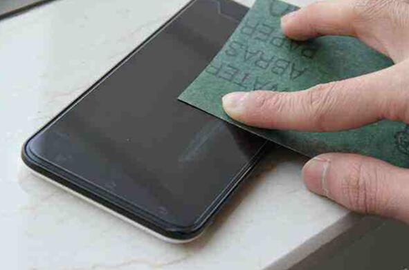 图：手机屏幕脏了正确保洁方法